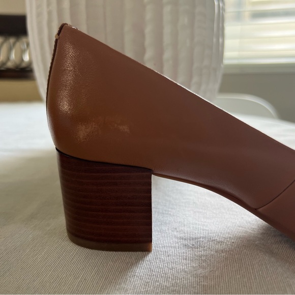 TORY BURCH RALEIGH CAP TOE PUMP
NWOT never worn. - Picture 13 of 14